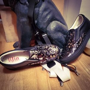 Mens shie with sequence.